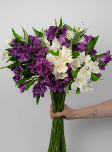 Букет макси: &laquo;Бело-фиолетовый микс альстромерия&raquo;  от интернет-магазина цветов в 