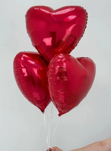 Композиция из фольгированных шаров «Красные сердца» от интернет-магазина цветов в 